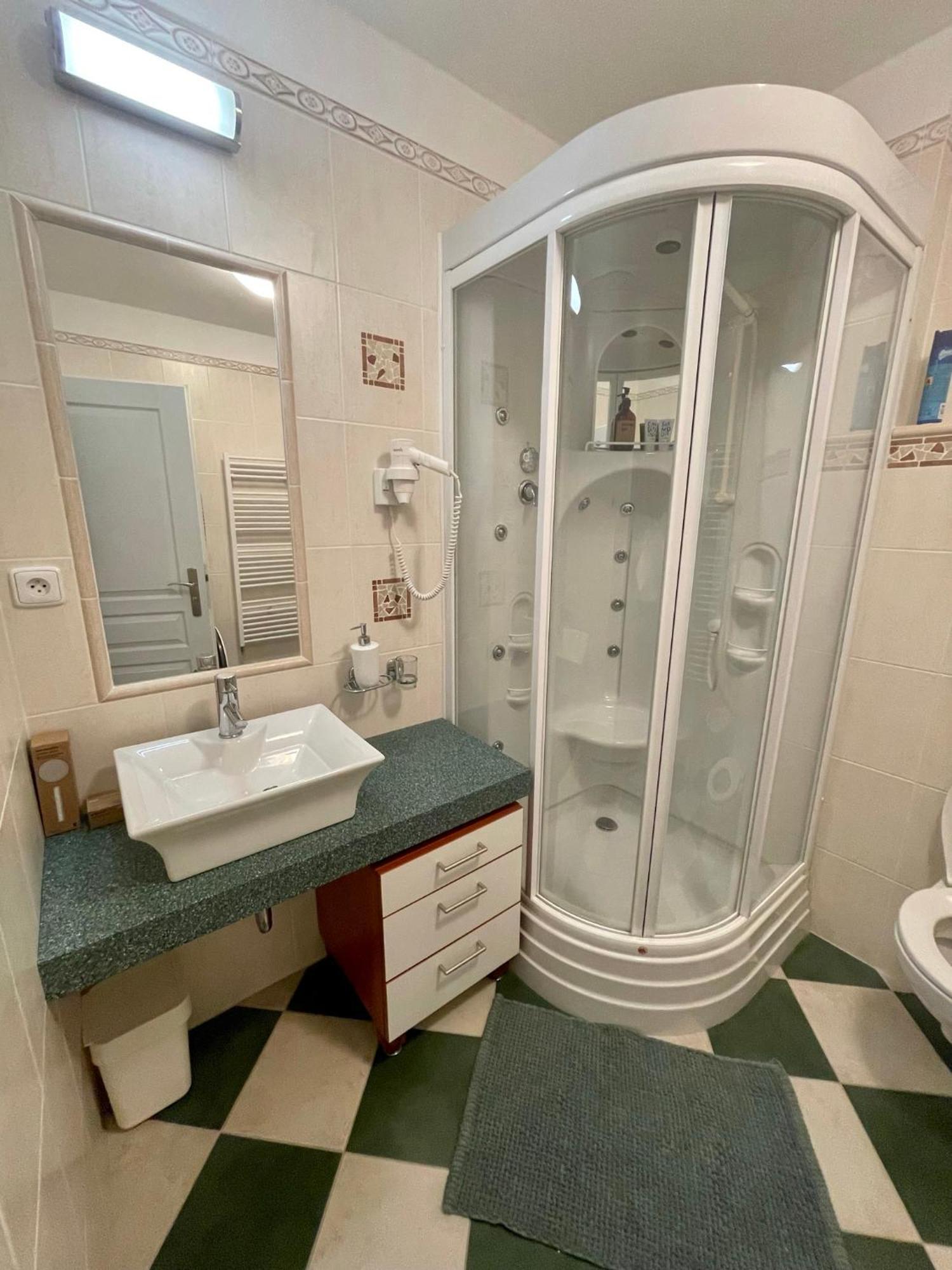 Huge Two Floor On The Park Colonnade With Free Parking For One Car, 160 Sqm *