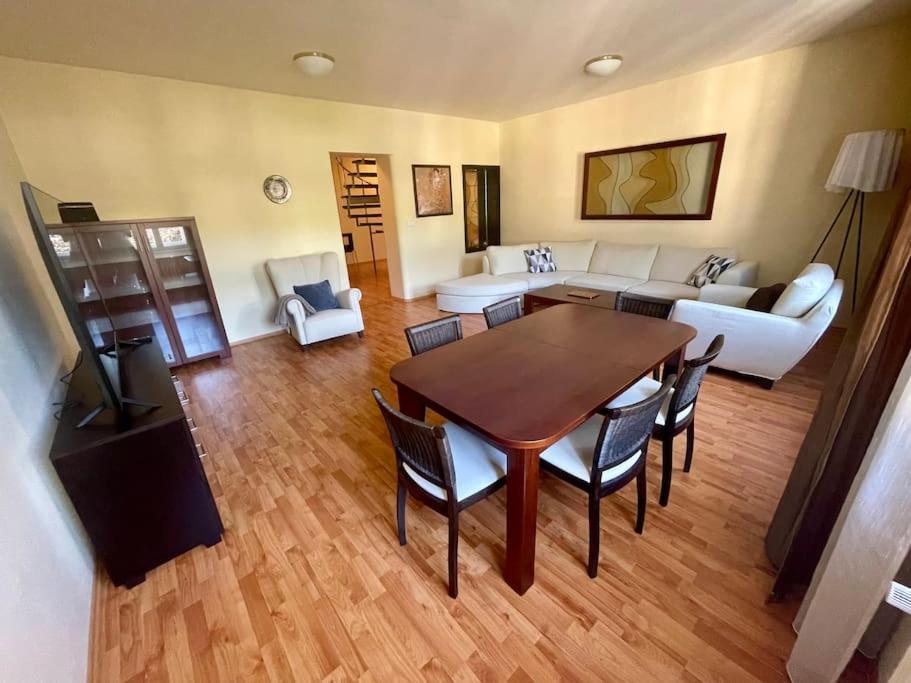 Apartment Huge Two Floor On The Park Colonnade With Free Parking For One Car, 160 Sqm *