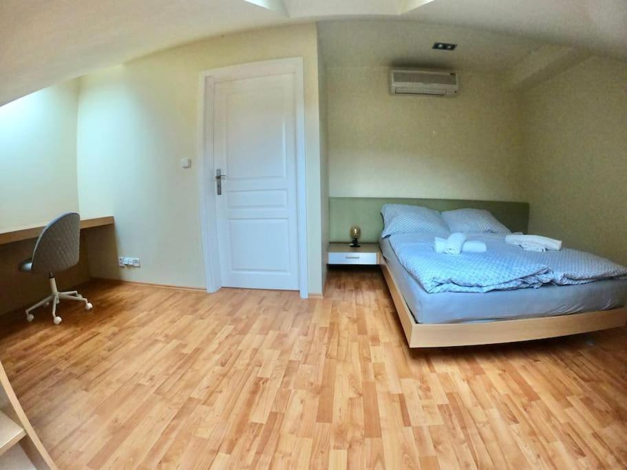 Huge Two Floor On The Park Colonnade With Free Parking For One Car, 160 Sqm Apartment *